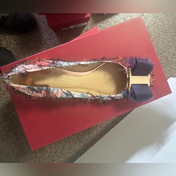 Size 8 with box - Picture 4 of 5